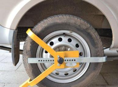 车子轮胎被锁上有什么办法能打开